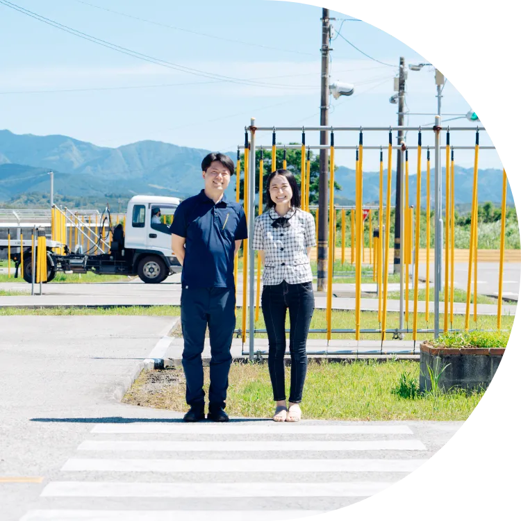 男性指導員と女性指導員がにこやかに笑っている様子