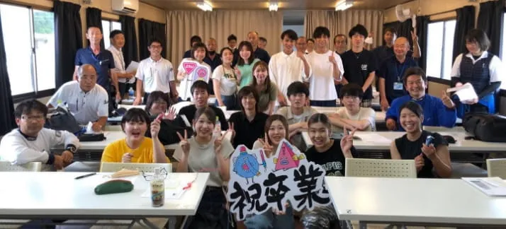 卒業生の集合写真の様子