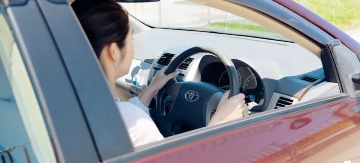 教習車を運転している女性教習生