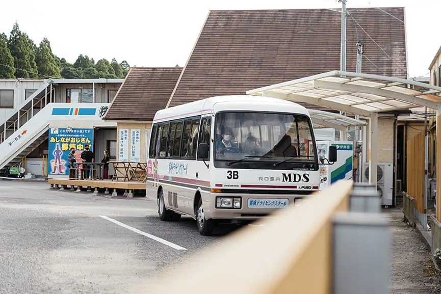 送迎バスが教習所に到着した様子