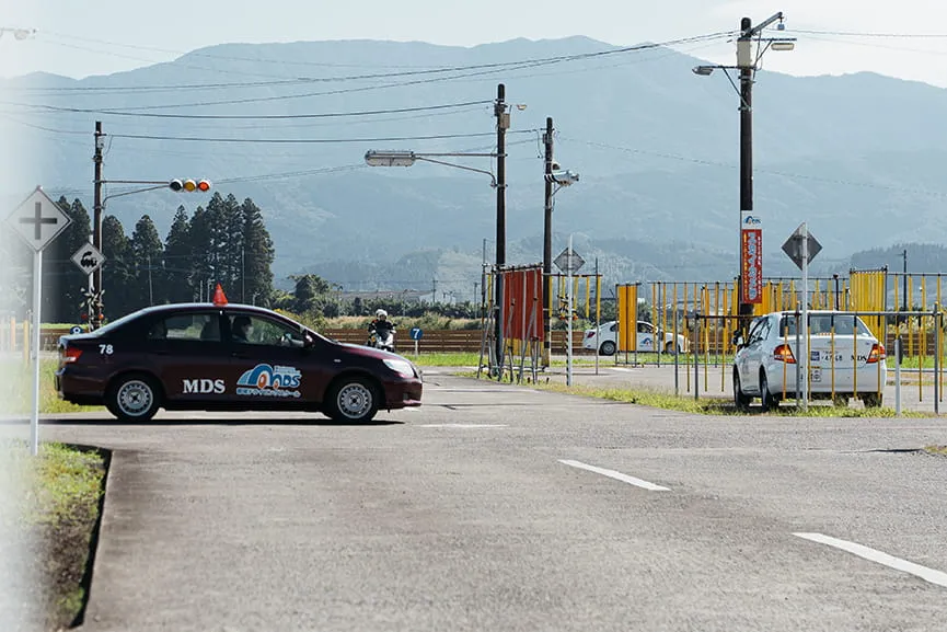 構内教習コースを教習車が走っている様子
