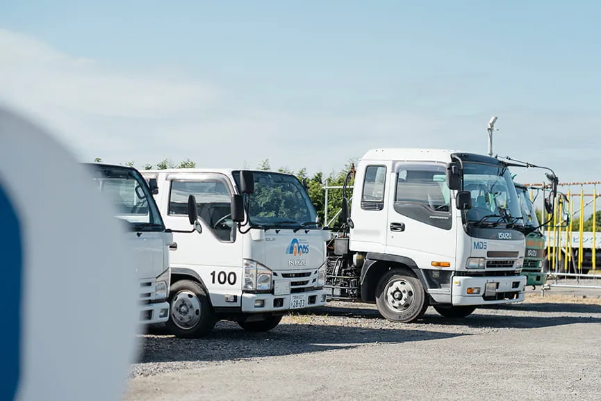 大型トラック教習車が3台並んでいる風景