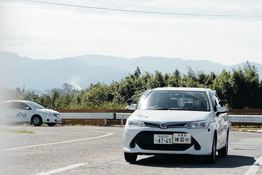 構内教習コースを教習車が走っている様子