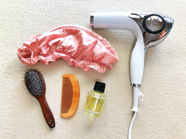 ヘアドライヤーとヘアキャップとヘアブラシと櫛と化粧品