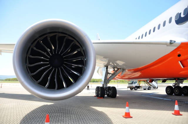飛行機のエンジンの写真