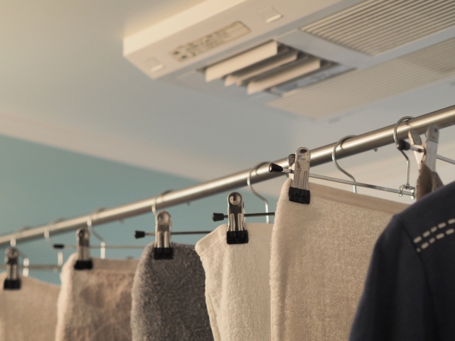 浴室乾燥機で洗濯物を乾かしている様子