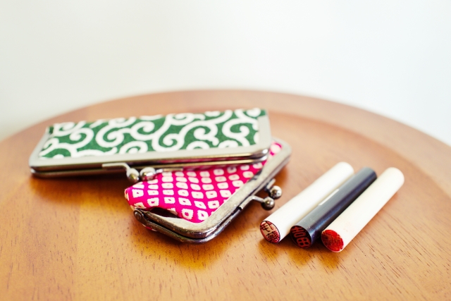 テーブルに置かれた印鑑３本と入れ物