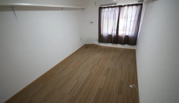 部屋は8畳フローリング