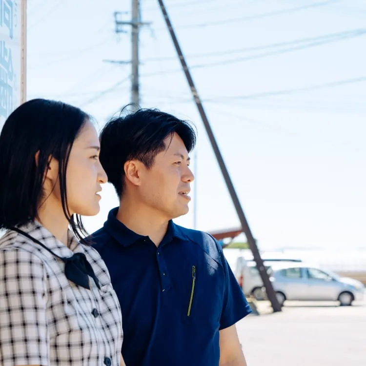 男性指導員と女性指導員が構内を見つめている様子