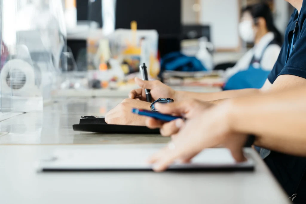 事務作業している手元の様子