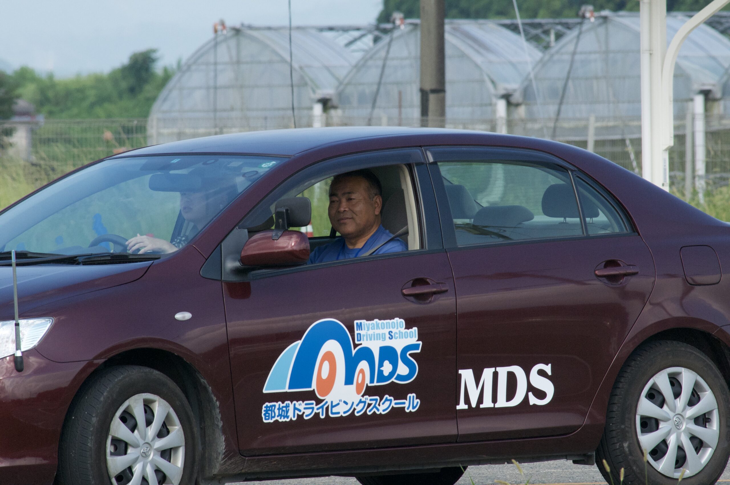 都城ドライビングスクールで紫色の教習車で教習を受けている様子