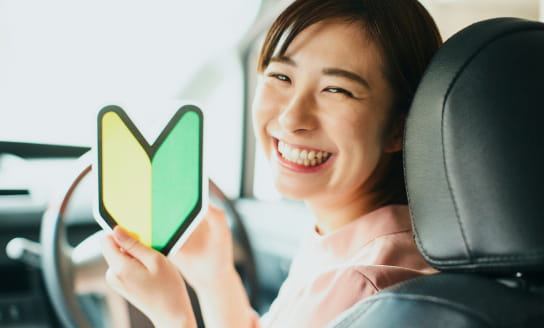初心者マークを持っている女性
